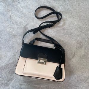 Tan and black over the shoulder pruse